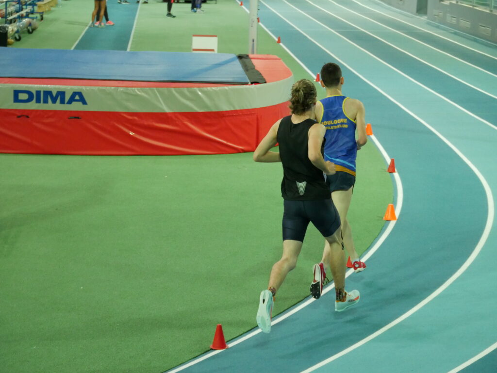Illustration d'une course à pied sur piste en salle.