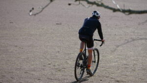 Cycliste au loin - illustration